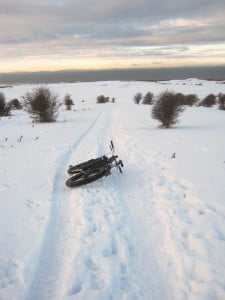 Mekan neutaban sneg. Preko 20 cm čini vožnju praktično nemogućom - brže je pešačiti. :)