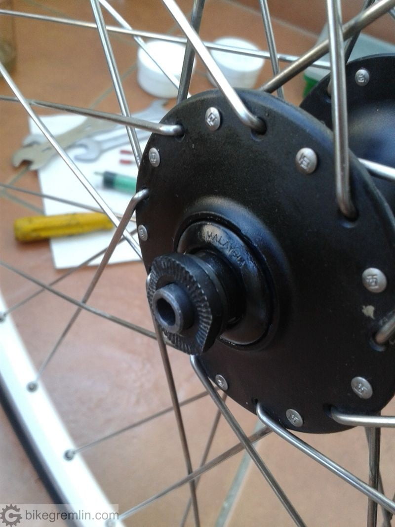 Zavrnut drugi konus na osovinu, sa plotnom i locknutom