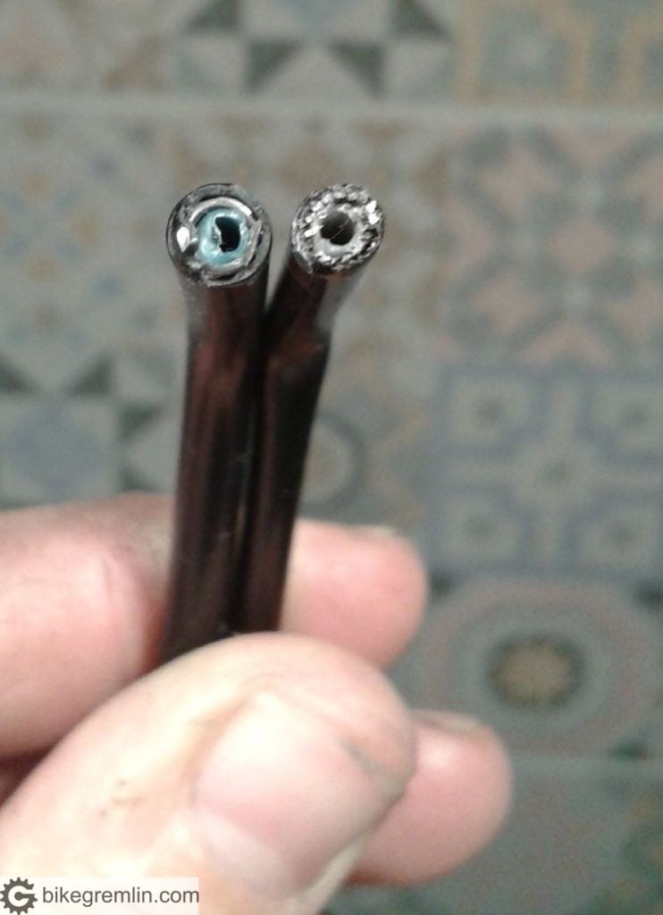 Levo: bužir kočnice, sa čeličnom spiralom na obodu. Desno: bužir menjača, sa paralalno uzdužno postavljenim čeličnim žicama.