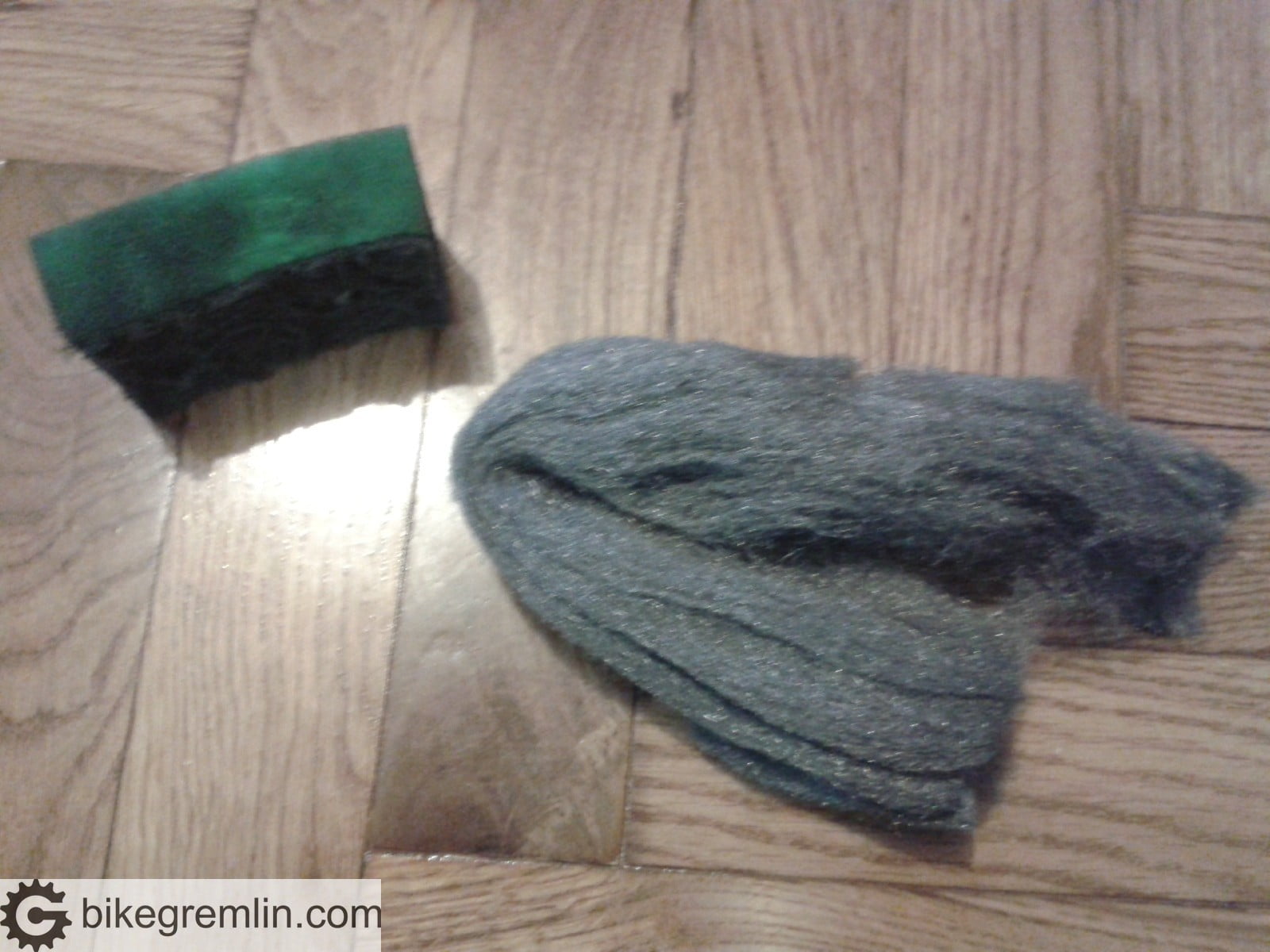 Metalna vuna i sunđer - glavni alati za čišćenje i povratak sjaja