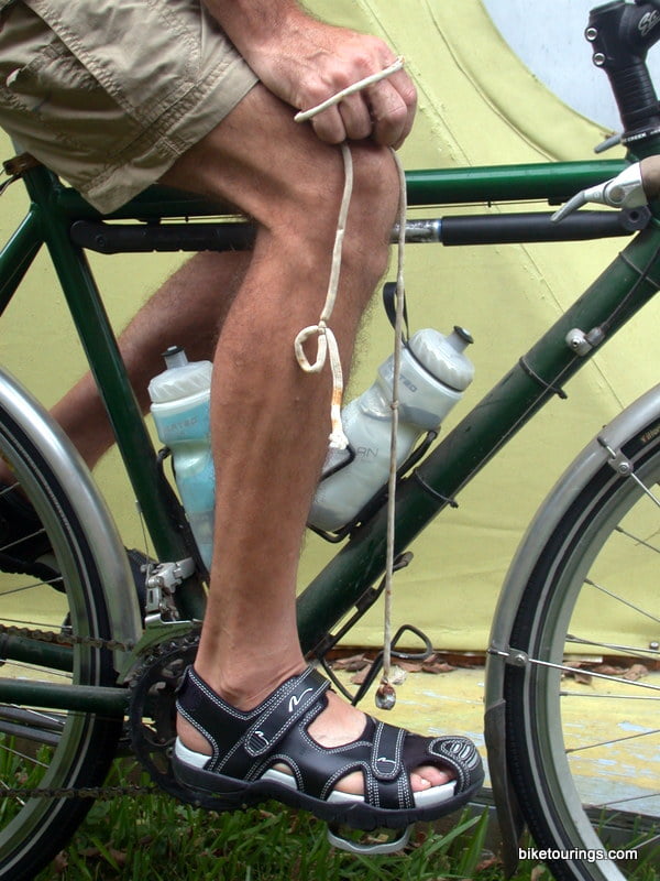 Visak pušten sa dna čašice kolena treba da prolazi kroz osovinu (sredinu) pedale. Slika 4