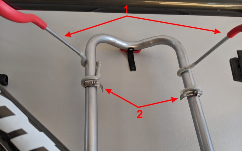 Visina nosača bicikla (1) se lako podešava pomoću šelni (2)