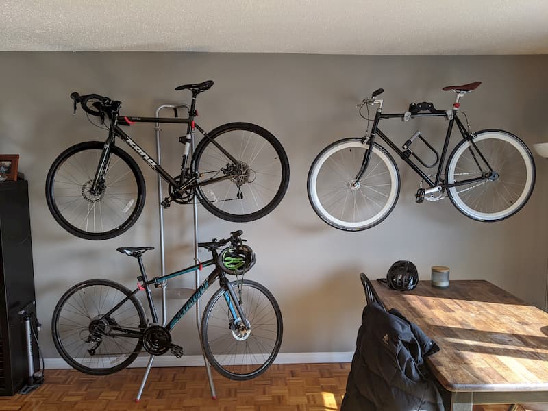 Tri bicikla na jednom zidu