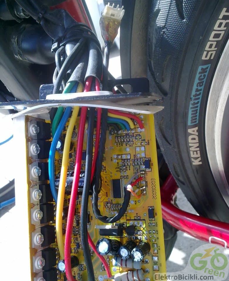 Kako elektronski kontroler elektromotora bicikla izgleda iznutra