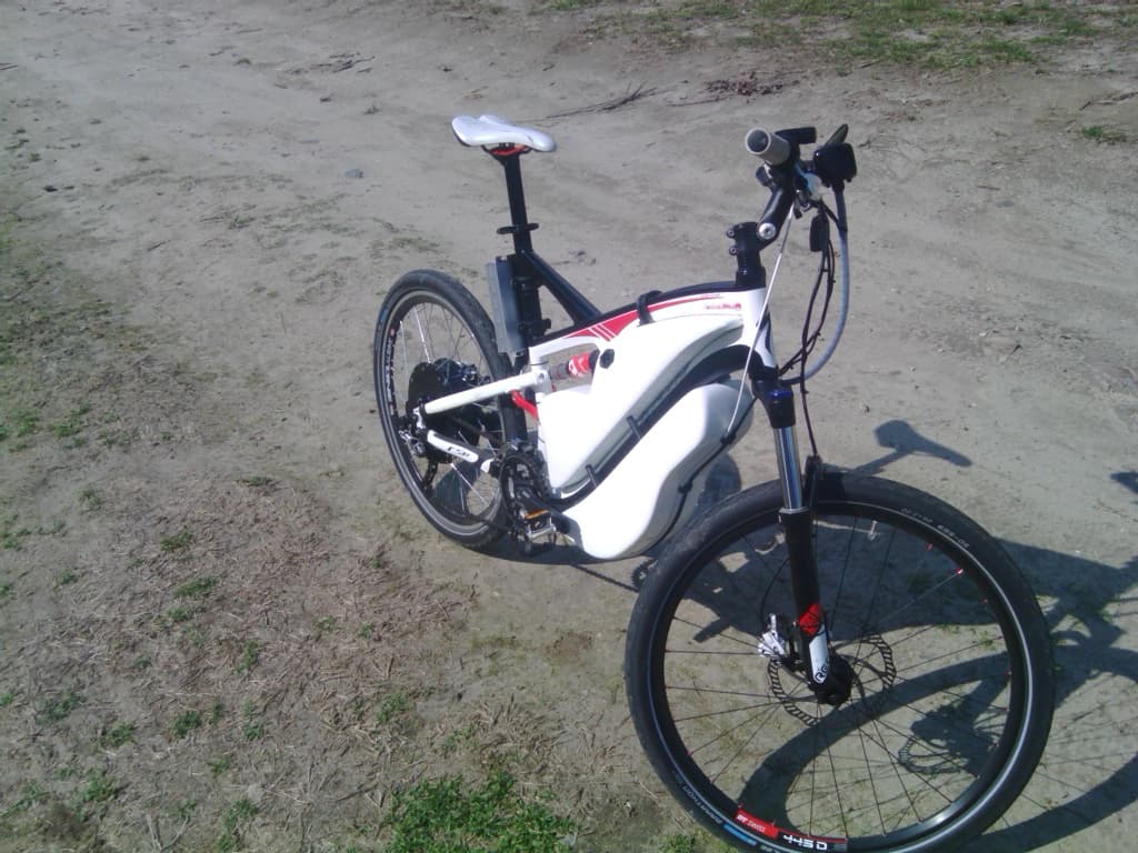 Specialized bicikl prerađen u električni bicikl - prednji deo iz profila