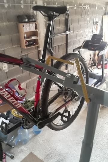 Bicikl postavljen u ručno pravljeni stalak za servisiranje