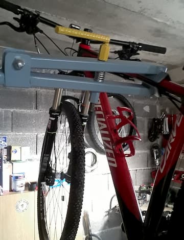 Bicikl postavljen u ručno pravljeni stalak za servisiranje