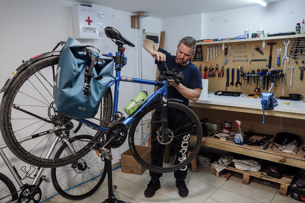 Miloš popravlja bicikl - Bike Team Novi Sad